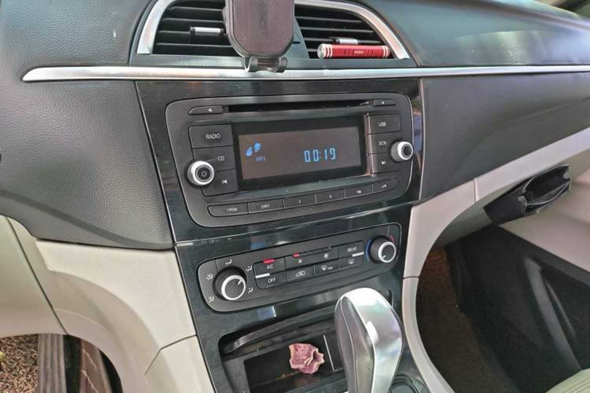 Used Huasong 7 2015 2.0T Automatic Comfort Model Audio And AC Panel