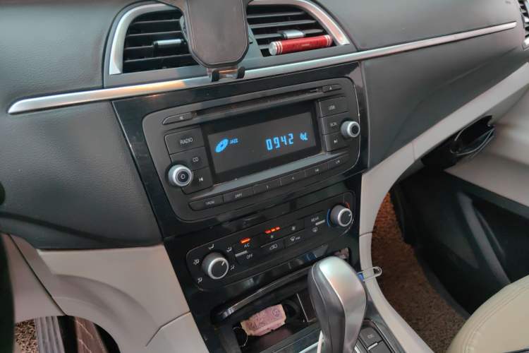 Used Huasong 7 2015 2.0T Automatic Comfort Model Audio And AC Panel