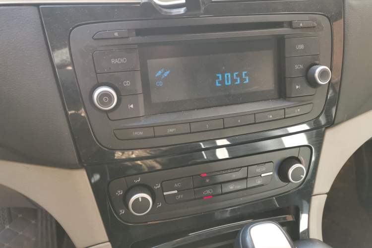 Used Huasong 7 2015 2.0T Automatic Comfort Model Audio And AC Panel