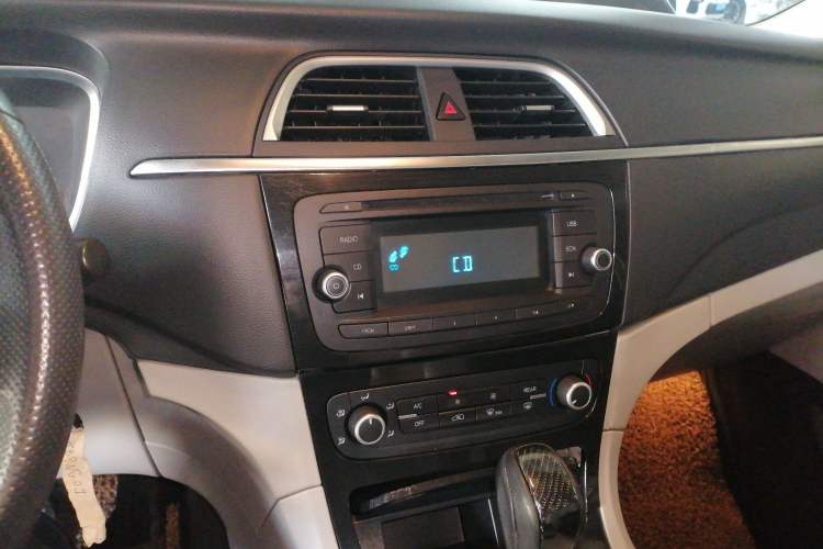 Used Huasong 7 2015 2.0T Automatic Comfort Model Audio And AC Panel