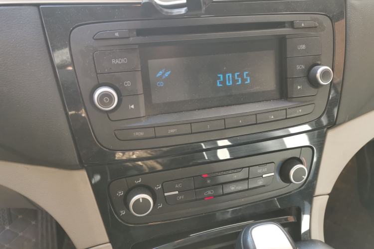 Used Huasong 7 2015 2.0T Automatic Comfort Model Audio And AC Panel