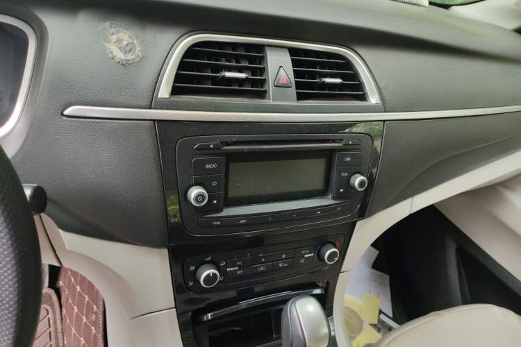 Used Huasong 7 2015 2.0T Automatic Comfort Model Audio And AC Panel