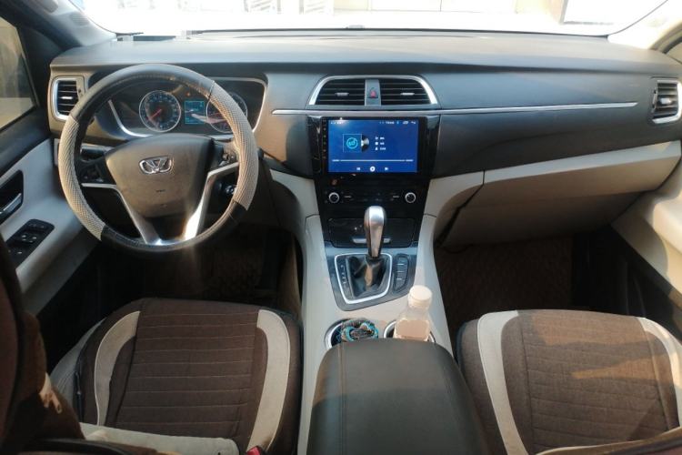 Used Huasong 7 2015 2.0T Automatic Comfort Model Center Console
