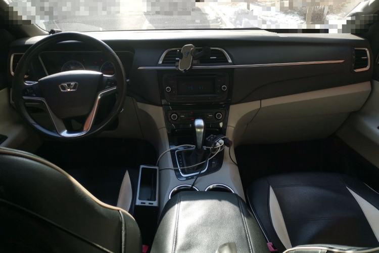 Used Huasong 7 2015 2.0T Automatic Comfort Model Center Console