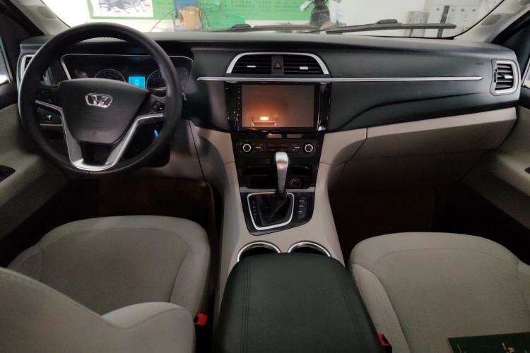 Used Huasong 7 2015 2.0T Automatic Comfort Model Center Console