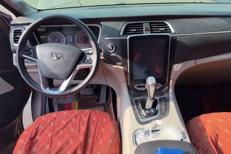 Used Huasong 7 2015 2.0T Automatic Comfort Model Center Console