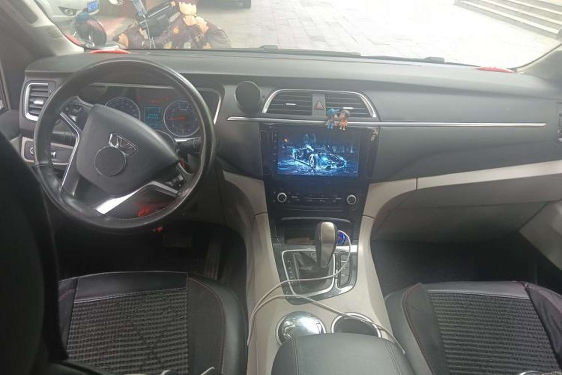 Used Huasong 7 2015 2.0T Automatic Comfort Model Center Console