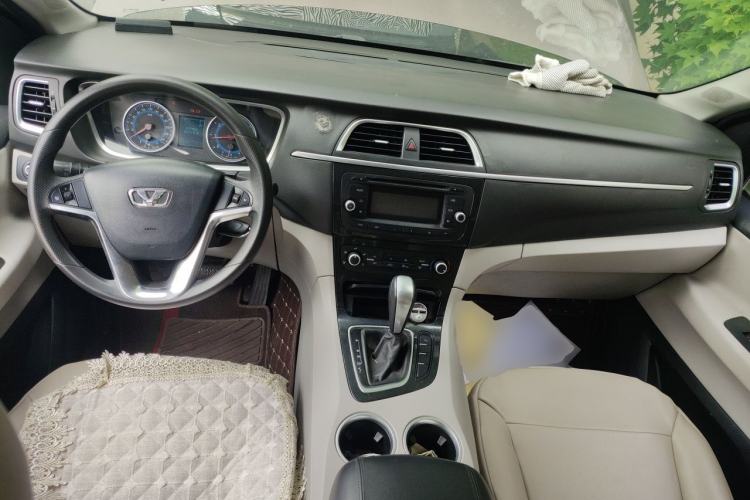 Used Huasong 7 2015 2.0T Automatic Comfort Model Center Console
