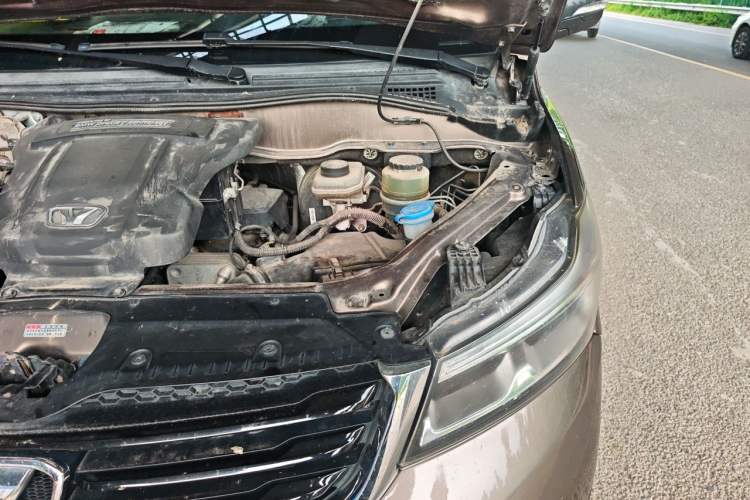 Used Huasong 7 2015 2.0T Automatic Comfort Model Engine Bay Left