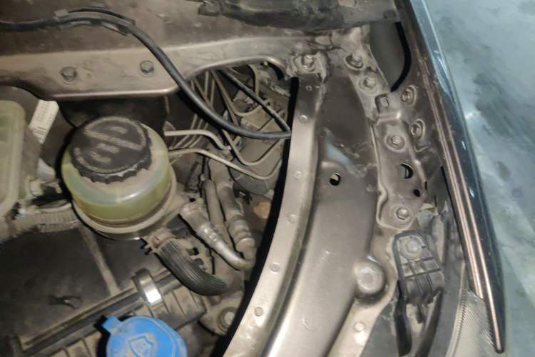Used Huasong 7 2015 2.0T Automatic Comfort Model Engine Bay Left