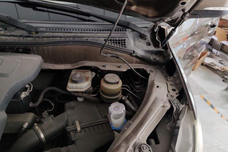 Used Huasong 7 2015 2.0T Automatic Comfort Model Engine Bay Left