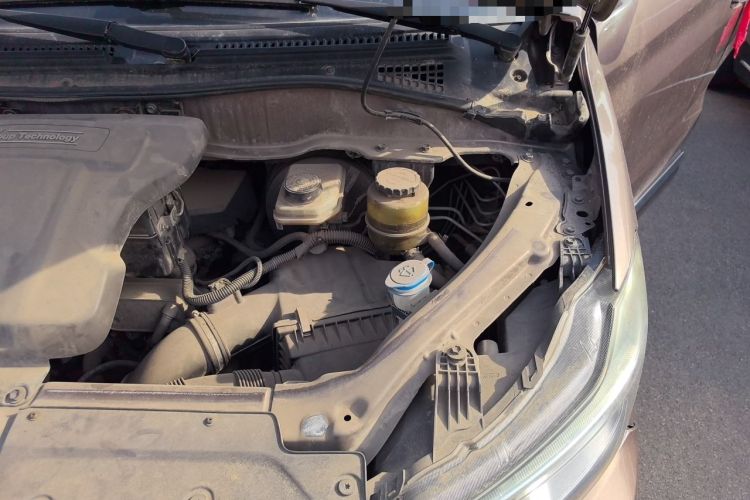 Used Huasong 7 2015 2.0T Automatic Comfort Model Engine Bay Left
