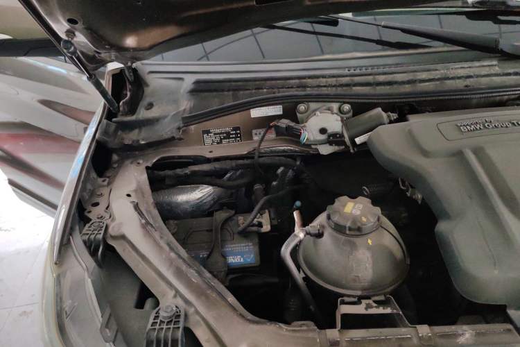 Used Huasong 7 2015 2.0T Automatic Comfort Model Engine Bay Right