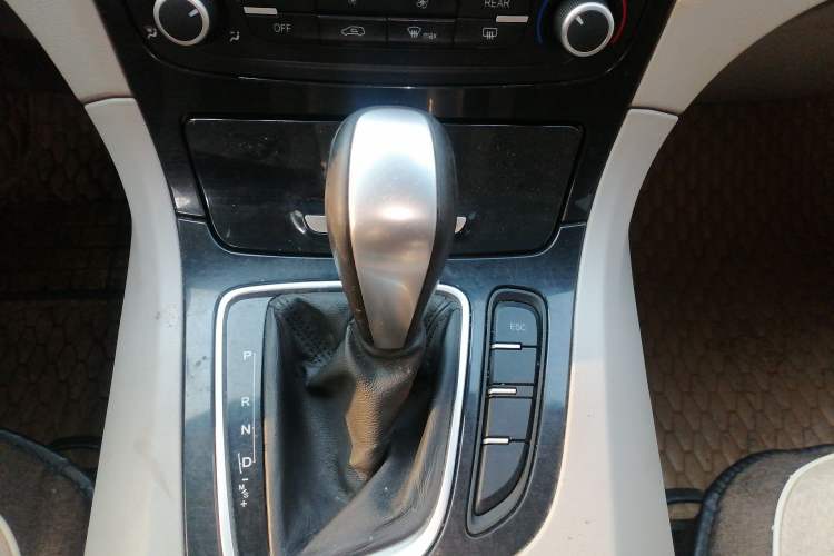 Used Huasong 7 2015 2.0T Automatic Comfort Model Gear Lever