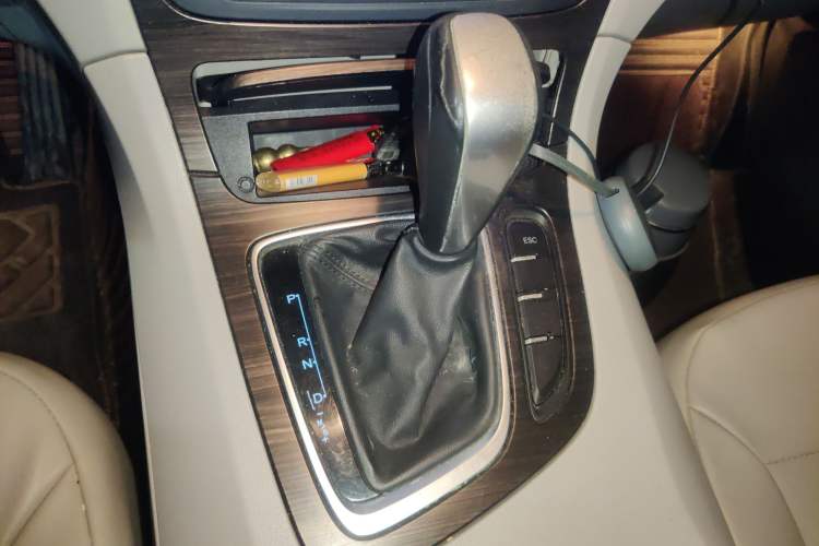 Used Huasong 7 2015 2.0T Automatic Comfort Model Gear Lever