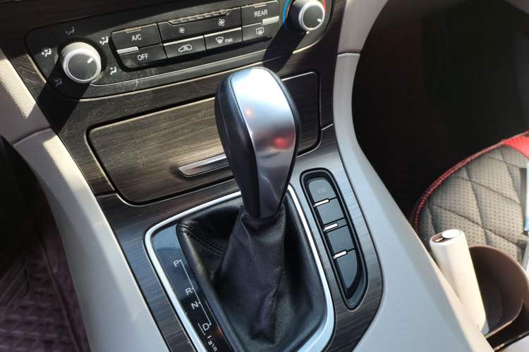 Used Huasong 7 2015 2.0T Automatic Comfort Model Gear Lever