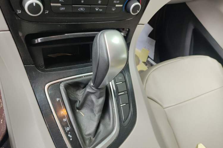 Used Huasong 7 2015 2.0T Automatic Comfort Model Gear Lever