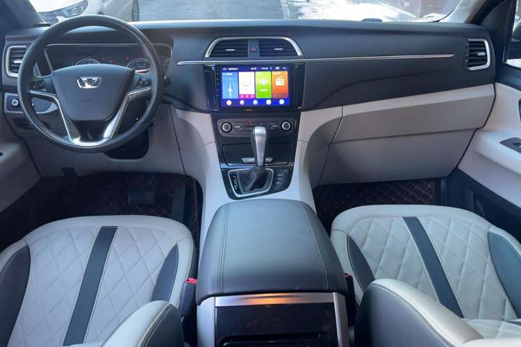 Used Huasong 7 2015 2.0T Automatic Comfort Model Interior 2