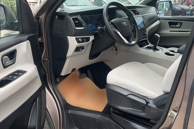 Used Huasong 7 2015 2.0T Automatic Comfort Model Interior 2
