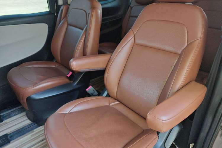 Used Huasong 7 2015 2.0T Automatic Comfort Model Left Rear Seat