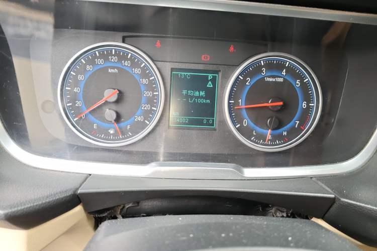 Used Huasong 7 2015 2.0T Automatic Luxury Model Odometer Close Up