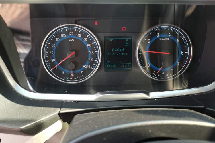 Used Huasong 7 2015 2.0T Automatic Comfort Model Odometer Close Up