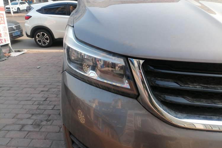 Used Huasong 7 2015 2.0T Automatic Comfort Model Right Front Headlight