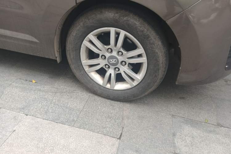 Used Huasong 7 2015 2.0T Automatic Comfort Model Right Front Wheel Hub
