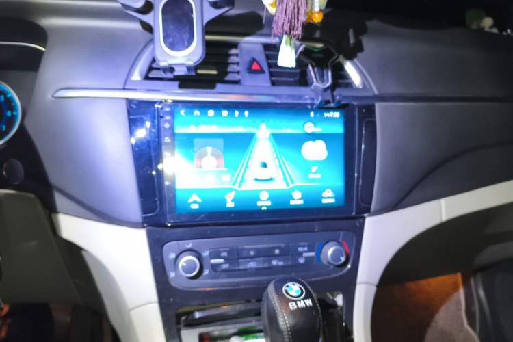 Used Huasong 7 2015 2.0T Automatic Comfort Model Audio And AC Panel