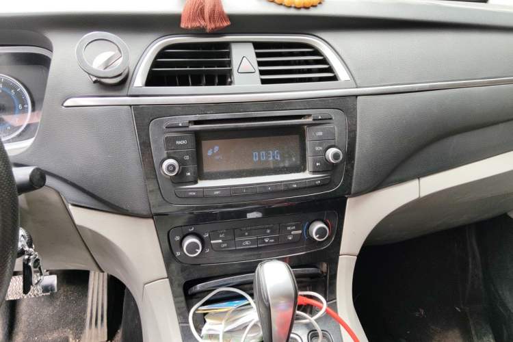 Used Huasong 7 2015 2.0T Automatic Comfort Model Audio And AC Panel