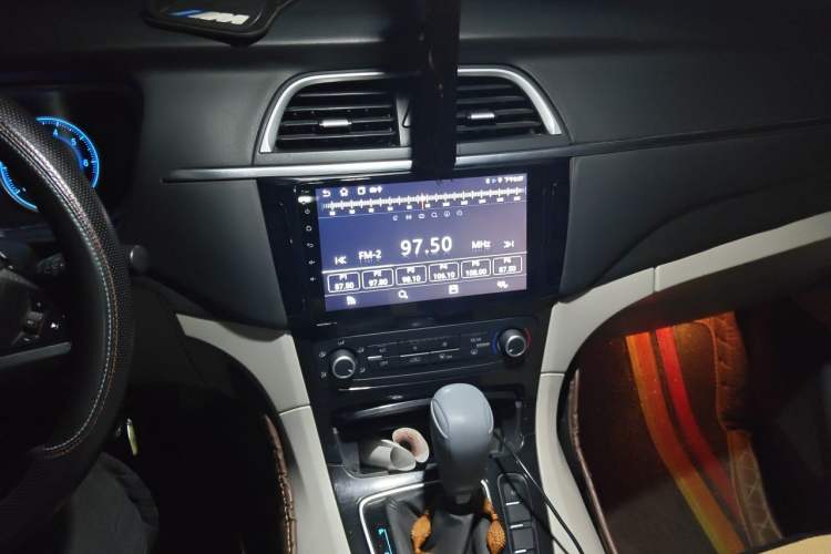 Used Huasong 7 2015 2.0T Automatic Comfort Model Audio And AC Panel
