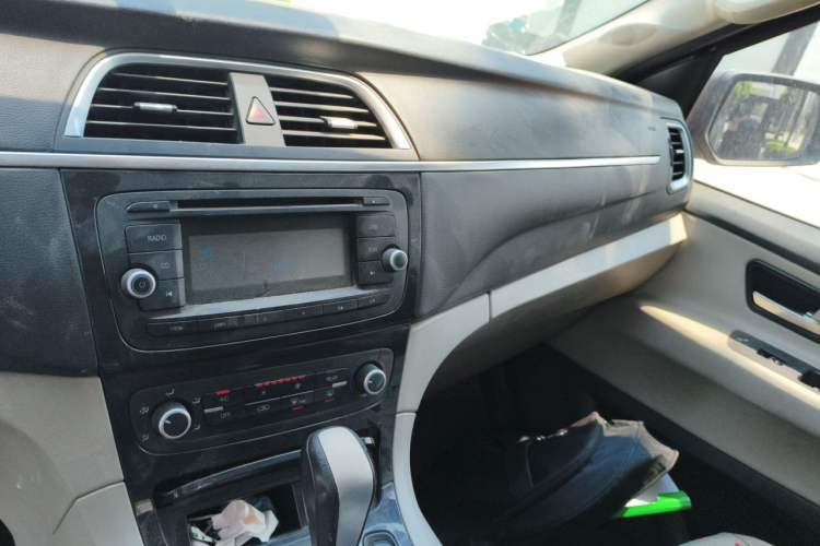 Used Huasong 7 2015 2.0T Automatic Comfort Model Audio And AC Panel