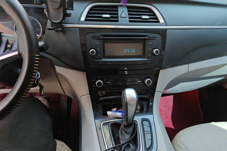 Used Huasong 7 2015 2.0T Automatic Comfort Model Audio And AC Panel