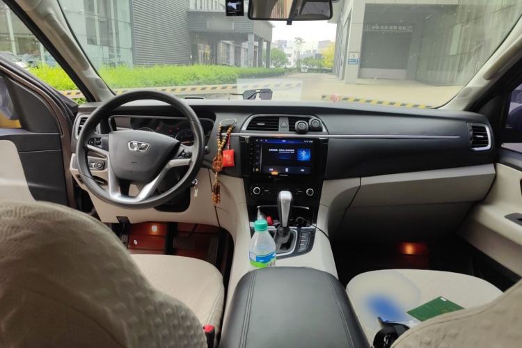 Used Huasong 7 2015 2.0T Automatic Comfort Model Center Console