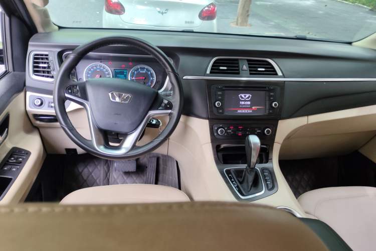 Used Huasong 7 2015 2.0T Automatic Flagship Edition Center Console