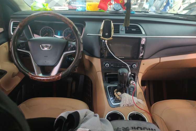 Used Huasong 7 2015 2.0T Automatic Luxury Model Center Console