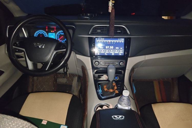 Used Huasong 7 2015 2.0T Automatic Comfort Model Center Console