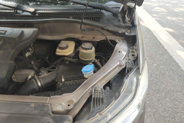 Used Huasong 7 2015 2.0T Automatic Luxury Model Engine Bay Left