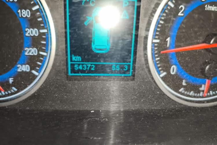 Used Huasong 7 2015 2.0T Automatic Comfort Model Odometer Close Up