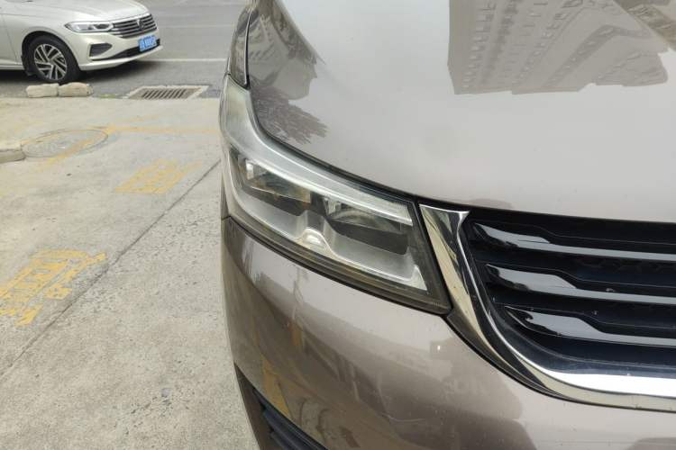 Used Huasong 7 2015 2.0T Automatic Comfort Model Right Front Headlight