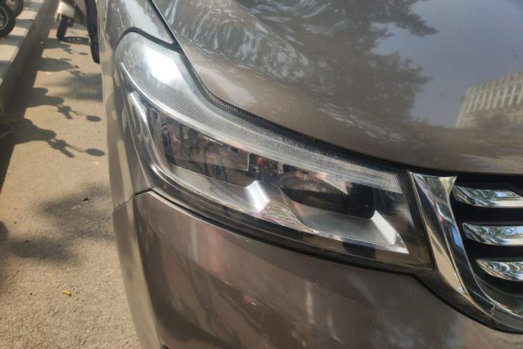 Used Huasong 7 2015 2.0T Automatic Luxury Model Right Front Headlight