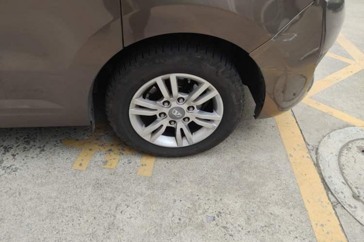 Used Huasong 7 2015 2.0T Automatic Comfort Model Right Front Wheel Hub