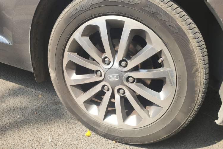 Used Huasong 7 2015 2.0T Automatic Luxury Model Right Front Wheel Hub