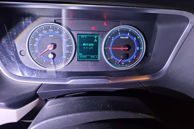 Used Huasong 7 2015 2.0T Automatic Comfort Model Odometer Close Up