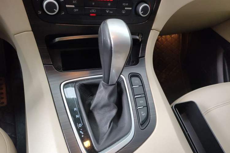 Used Huasong 7 2015 2.0T Automatic Flagship Edition Gear Lever