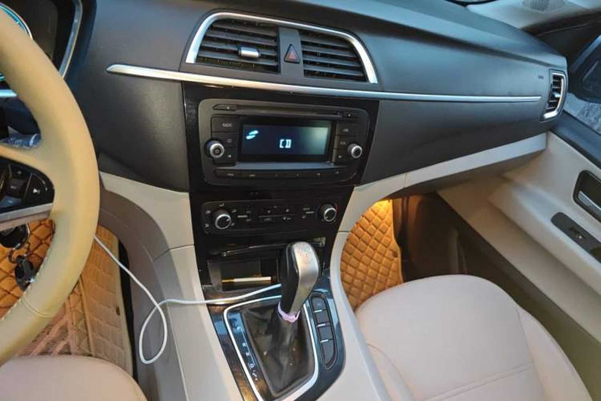 Used Huasong 7 2015 2.0T Automatic Comfort Model Audio And AC Panel
