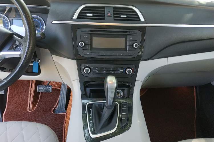 Used Huasong 7 2015 2.0T Automatic Comfort Model Audio And AC Panel