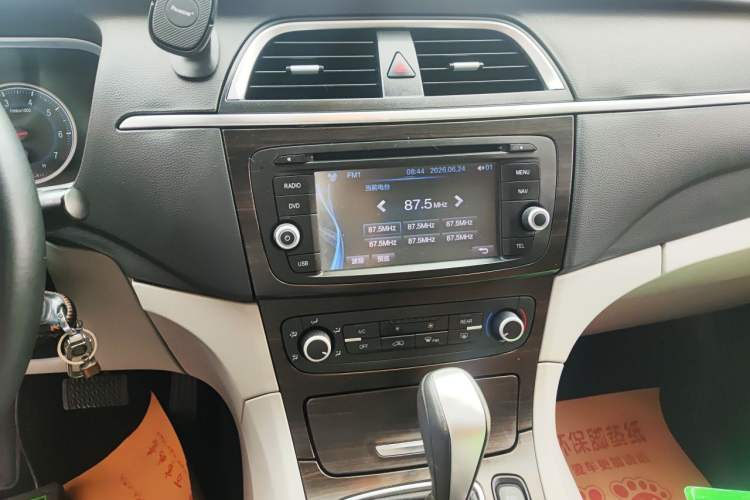 Used Huasong 7 2015 2.0T Automatic Comfort Model Audio And AC Panel