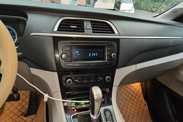 Used Huasong 7 2015 2.0T Automatic Comfort Model Audio And AC Panel