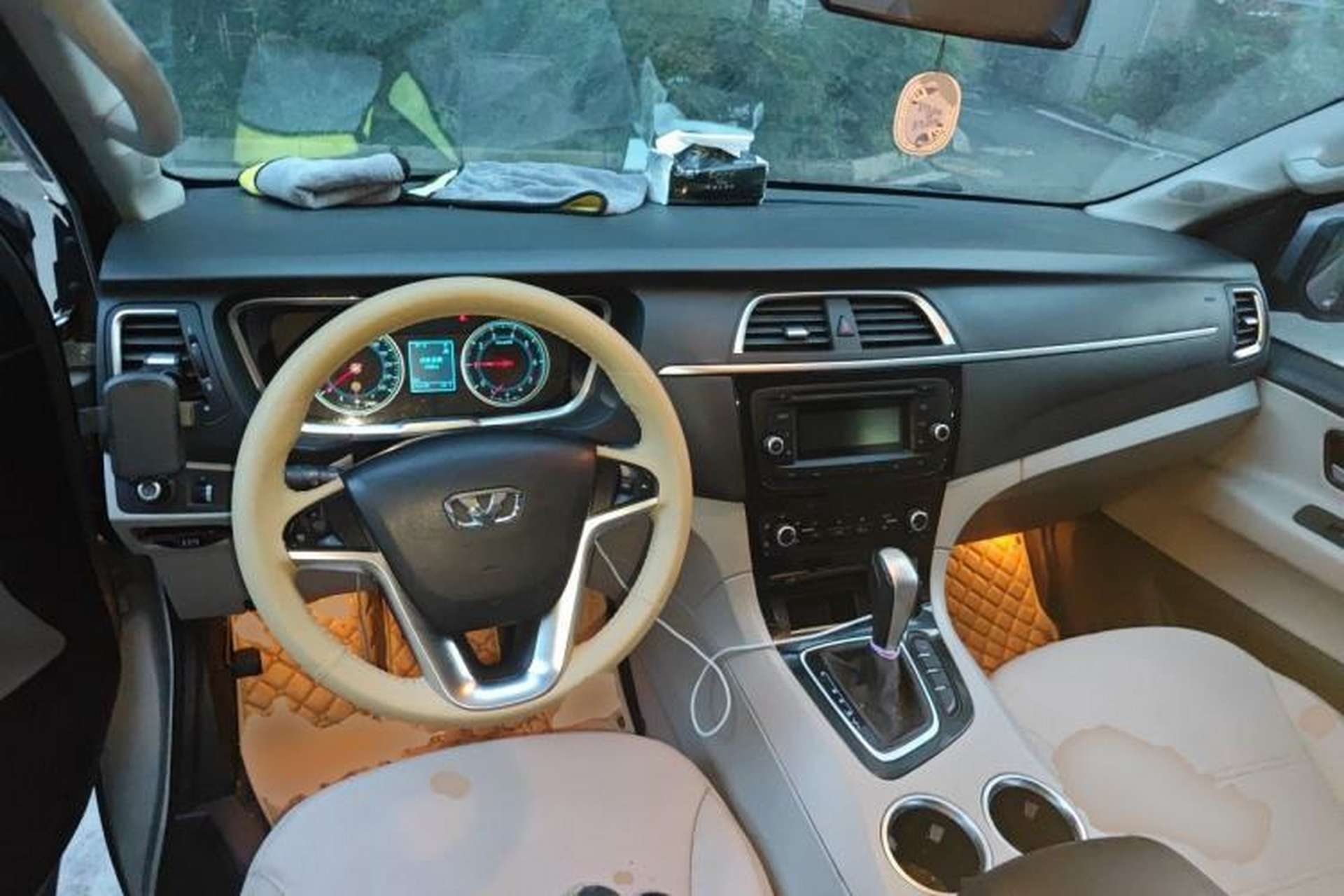 Used Huasong 7 2015 2.0T Automatic Comfort Model Center Console